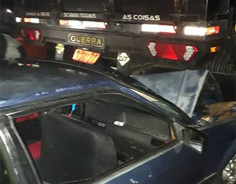 Automóvel colide em carreta estaciona em avenida de Ijuí - foto 2