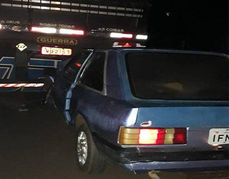 Automóvel colide em carreta estaciona em avenida de Ijuí - foto 4