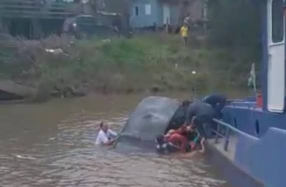 Segundo a Brigada Militar, o veículo entrou na água após o 

condutor ter perdido o controle. Condutor e passageira foram retirados por moradores e funcionários de balsa, e passam bem