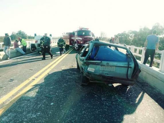 Veículo capota após colisão em viaduto na BR 287 - foto 2