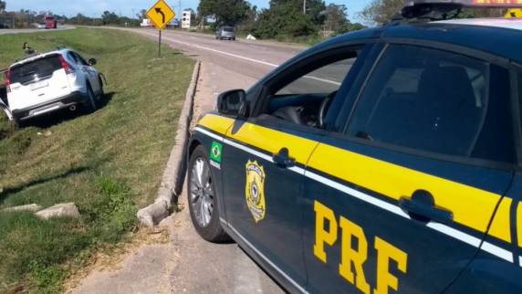 Um suspeito foi atingido na perna e preso pela polícia após perseguição pela BR-392. As vítimas foram libertadas ilesas, e o segundo criminoso não foi localizado
