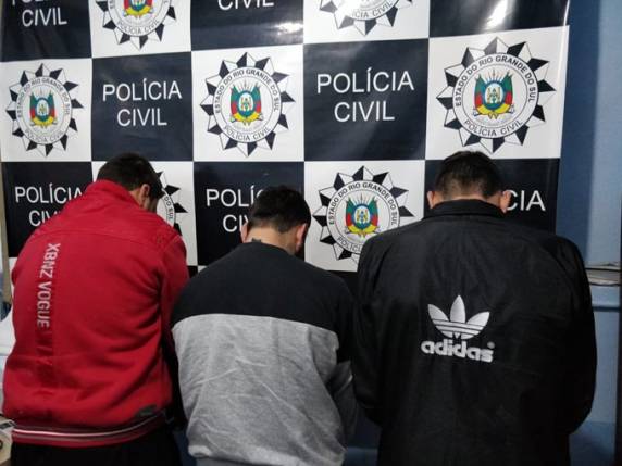 As invetsigações da 2ª Delegacia de Polícia de Santa Rosa duraram 

mais de um ano. Foram cumpridos seis mandados de busca e apreensão sendo apreendidos celulares, drogas, munição, dinheiro, joias, tablet, dentre outros