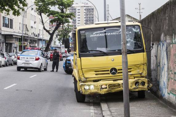 Testemunhas relataram à polícia que o veiculo estava em alta velocidade