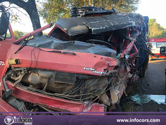 Acidente entre caminhões deixa dois feridos na ERS 591 em FW - foto 3