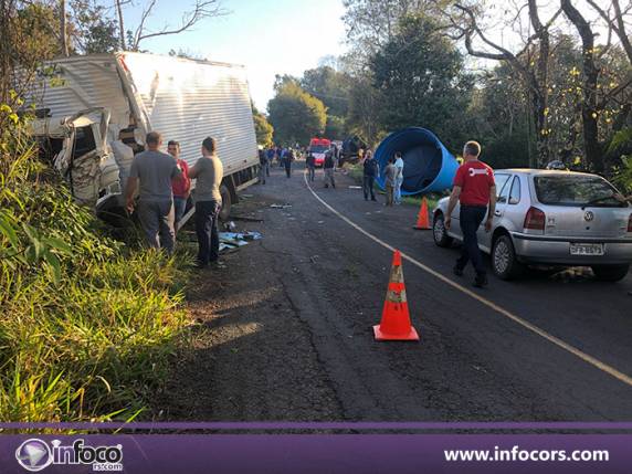 Acidente entre caminhões deixa dois feridos na ERS 591 em FW - foto 2