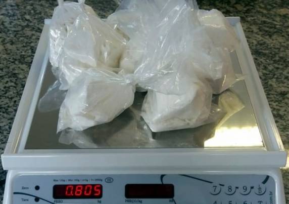 Dupla é
presa com quase um quilo de cocaína na BR 282 em Rancho Queimado - foto 2