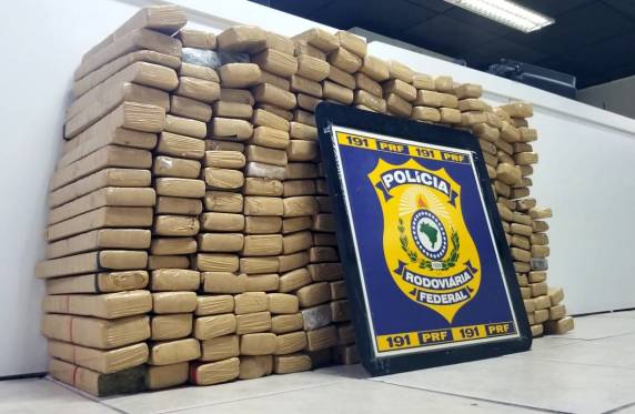 PRF localiza van escolar roubada transportando 236 quilos de maconha na BR 101 em São José - foto 2