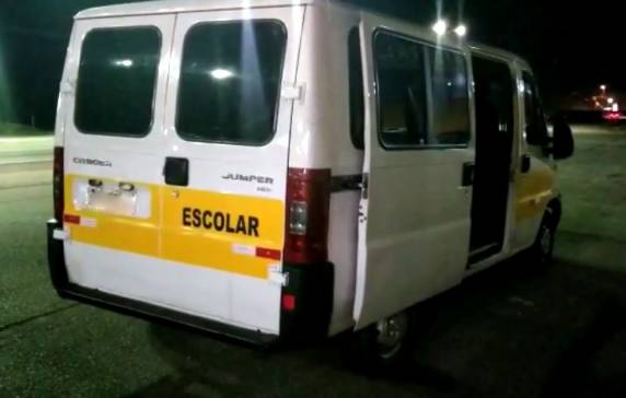 PRF localiza van escolar roubada transportando 236 quilos de maconha na BR 101 em São José - foto 3