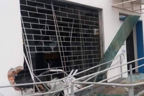 Na fuga, bandidos 

espalharam miguelitos nas estradas que ligam a cidade a outros municípios