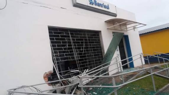 Na fuga, bandidos 

espalharam miguelitos nas estradas que ligam a cidade a outros municípios