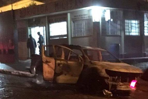 Criminosos explodem banco, atacam quartel da BM e trocam tiros com
a polícia em Canguçu - foto 5
