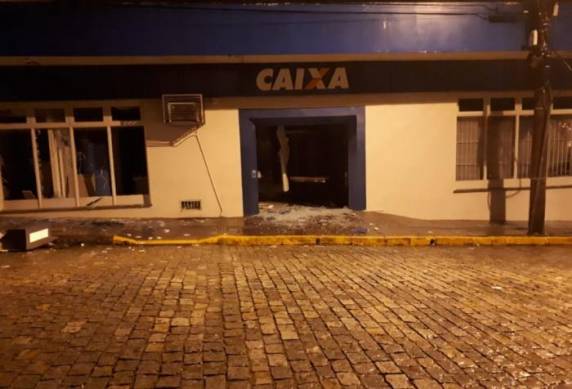 Criminosos usaram explosivos para roubar dinheiro de agência da Caixa 

Econômica Federal. Um policial ficou ferido e um dos criminosos morreu