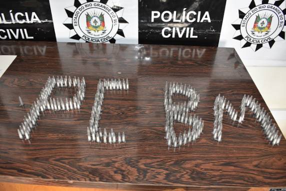 Polícia Civil e Brigada Militar apreendem 10 kg de Maconha, 65 gramas de Crack e 322 pinos de Cocaína em Santiago - foto 4