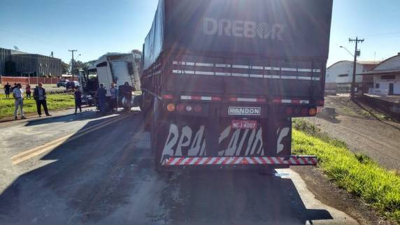 Vítimas tinham 71 e 65 anos e seguiam em direção a Chapecó quando ocorreu a colisão frontal neste domingo 

(12