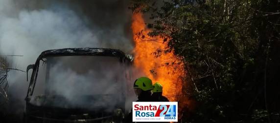 Ônibus escolar é consumido pelo fogo no interior de Santa Rosa - foto 3