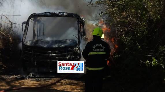 Ônibus escolar é consumido pelo fogo no interior de Santa Rosa - foto 2