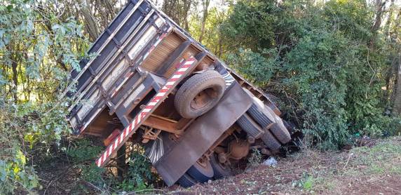 Caminhoneiro fica ferido em saída de pista na RS 344 em Giruá - foto 2