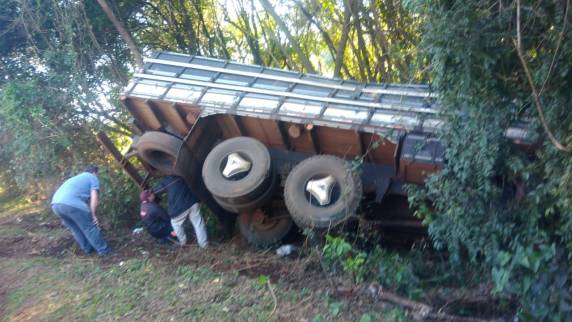 Caminhoneiro fica ferido em saída de pista na RS 344 em Giruá - foto 3