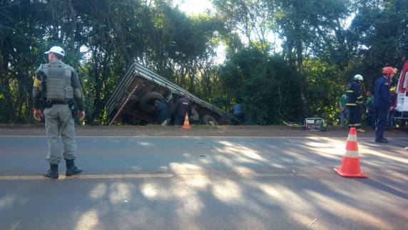 Caminhoneiro fica ferido em saída de pista na RS 344 em Giruá - foto 4