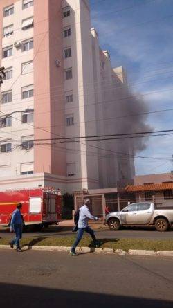 Bombeiros combatem incêndio no Centro de Cruz Alta - foto 3