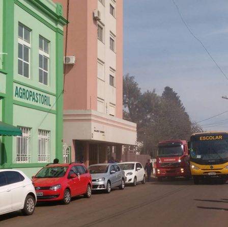 Bombeiros combatem incêndio no Centro de Cruz Alta - foto 2