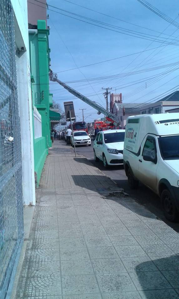 Bombeiros combatem incêndio no Centro de Cruz Alta - foto 5