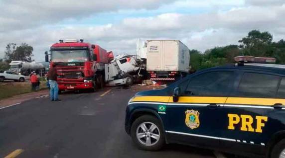Rodovia está totalmente bloqueada no km 325 para atendimento da ocorrência