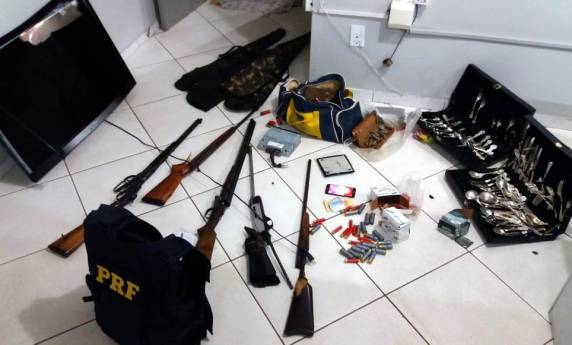 PRF encontra
armas, munições e objetos roubados ao atender acidente na BR 282 em Xaxim - foto 8