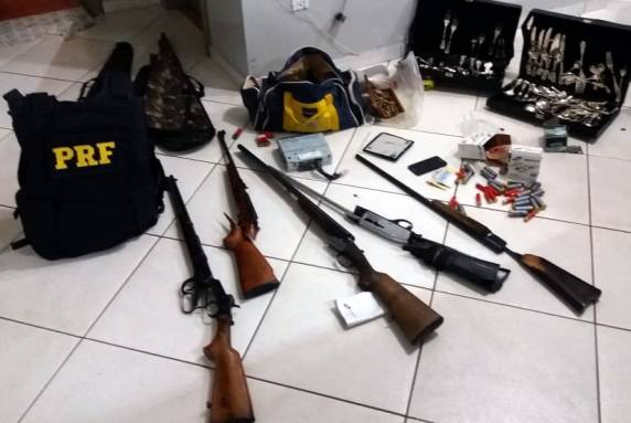 PRF encontra
armas, munições e objetos roubados ao atender acidente na BR 282 em Xaxim - foto 6