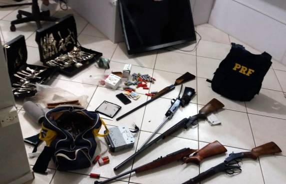 PRF encontra
armas, munições e objetos roubados ao atender acidente na BR 282 em Xaxim - foto 5