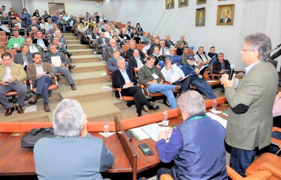 O presidente do Sindicato Rural de Três de Maio, Moacir 

Trevisan, e o funcionário Julio Teipel estiveram presentes. O objetivo do evento foi criar um momento de discussão na busca de alternativas para viabilizar as atividades dos sindicatos