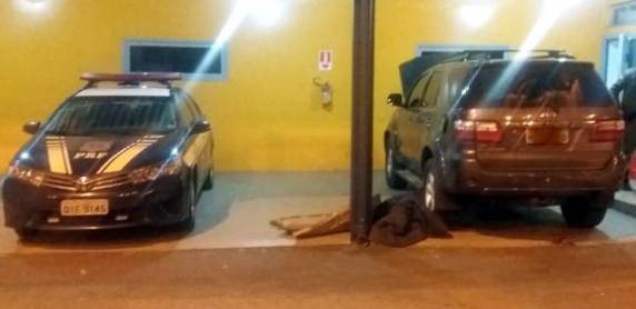Ação conjunta PRF e PM apreende
veículo clonado com cerca de 500 quilos de maconha no norte de Santa Catarina - foto 2