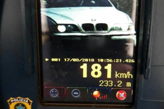 Condutor teve o carro recolhido e foi autuado também por ultrapassagem em local proibido