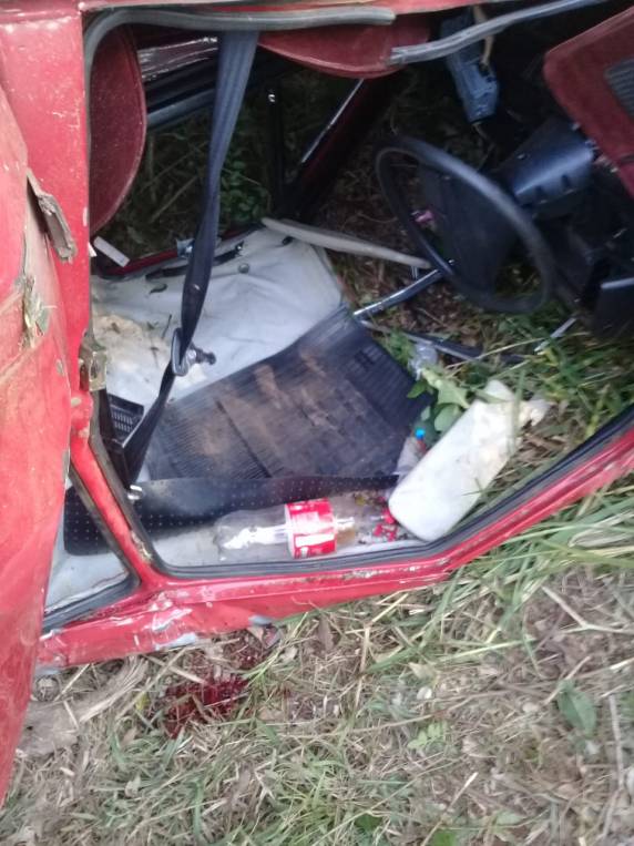 Veículo emplacado em Três de Maio sai da pista e deixa
quatro jovens feridos, na RS 307 - foto 7