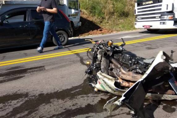Eles colidiram com um 

caminhão e uma caminhonete que trafegavam no sentido contrário