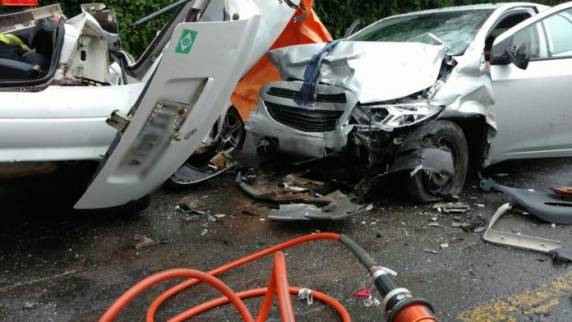 Condutores ficaram presos nas ferragens. Outra colisão foi registrada em Nova 

Santa Rita