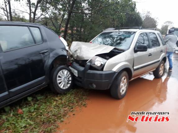 Veículo fica pendurado em barranco após colisão traseira na RS 342, em Três de
Maio - foto 2