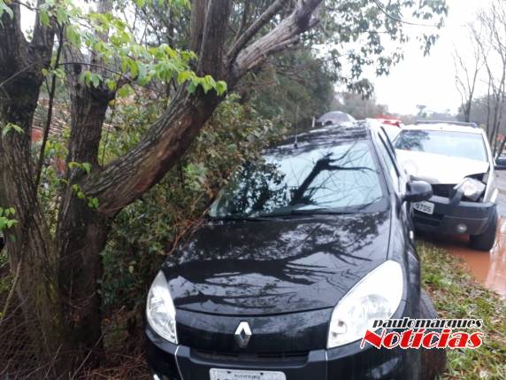 Veículo fica pendurado em barranco após colisão traseira na RS 342, em Três de
Maio - foto 3