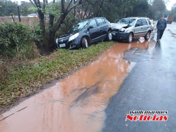 Veículo fica pendurado em barranco após colisão traseira na RS 342, em Três de
Maio - foto 6