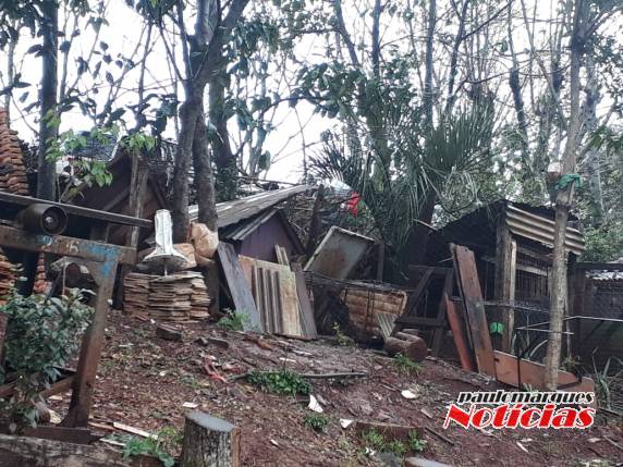 Veículo fica pendurado em barranco após colisão traseira na RS 342, em Três de
Maio - foto 5
