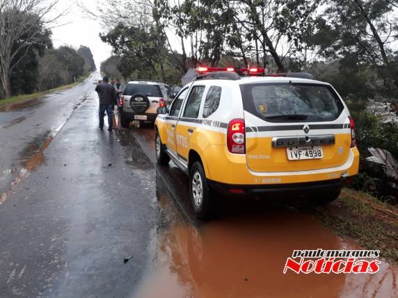 Veículo fica pendurado em barranco após colisão traseira na RS 342, em Três de
Maio - foto 4