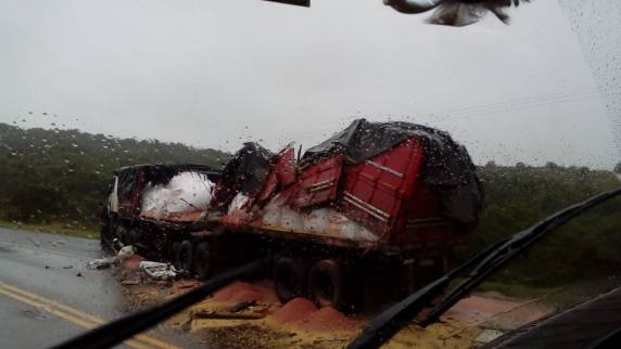 Acidente envolvendo caminhões na BR 392 deixa vítima fatal - foto 2