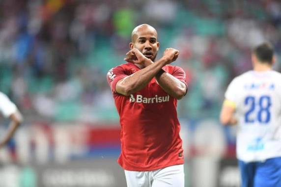 Gol de Patrick definiu o jogo, que aproximou o time colorado da liderança