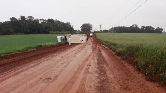 Caminhão carregado de com carne tomba no interior de Alegria - foto 3