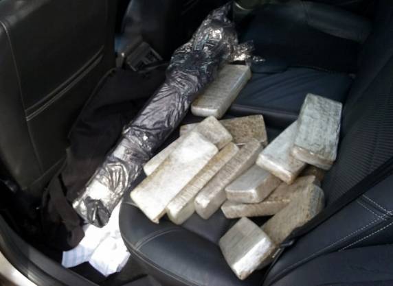 Ação conjunta PRF e PM apreende 208 quilos de maconha e recupera carro roubado em Chapecó - foto 2