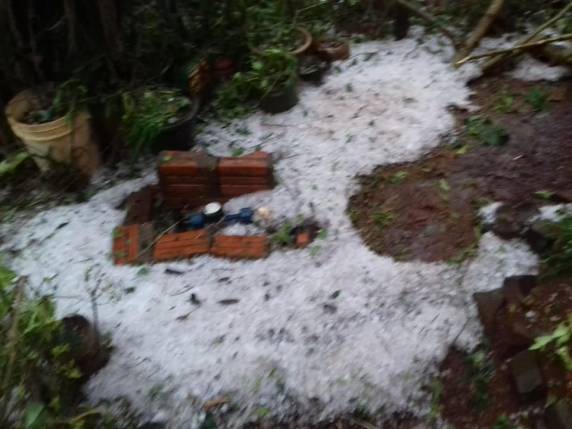 Granizo causa estragos em pelo menos
50 casas em Coronel Bicaco, no Noroeste - foto 2