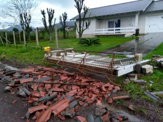 Ventos de 80 km/h e 

chuvas prejudicam moradores de várias localidades