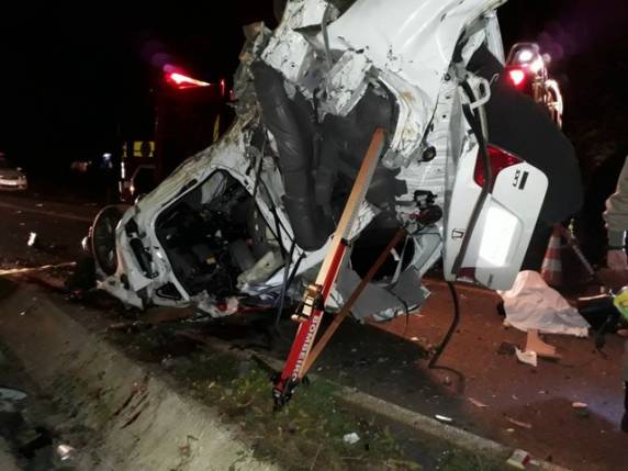 Quatro jovens estavam em um veículo Honda/Civic de Chapecó, que saiu da pista, bateu contra uma árvore e 

capotou