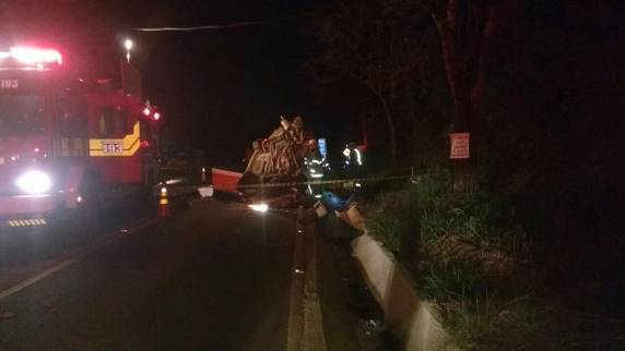 Quatro jovens estavam em um veículo Honda/Civic de Chapecó, que saiu da pista, bateu contra uma árvore e 

capotou
