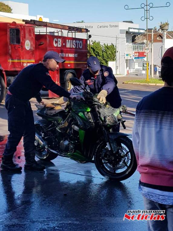 VÍDEO: Motociclista cai e moto
incendeia no Centro de Três de Maio - foto 3